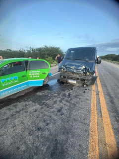 Acidente na BR-304 em Lajes envolve van de passageiros de Santana do Matos e carro da prefeitura de Patu/RN.