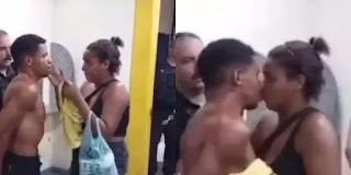 Homem é preso e mulher vai até delegacia dar beijo de despedida.