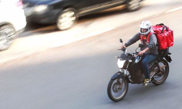 Quatro em cada dez pessoas pedem comida via delivery no país, mostra pesquisa