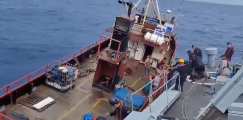 VÍDEO: Marinha resgata tripulação de uma embarcação que ficou à deriva no litoral de Natal