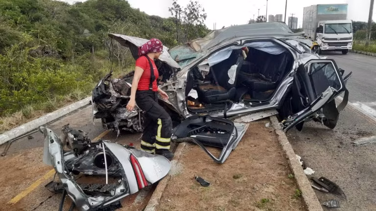 Mulher fica presa às ferragens de carro após derrubar árvore e postes na Rota do Sol