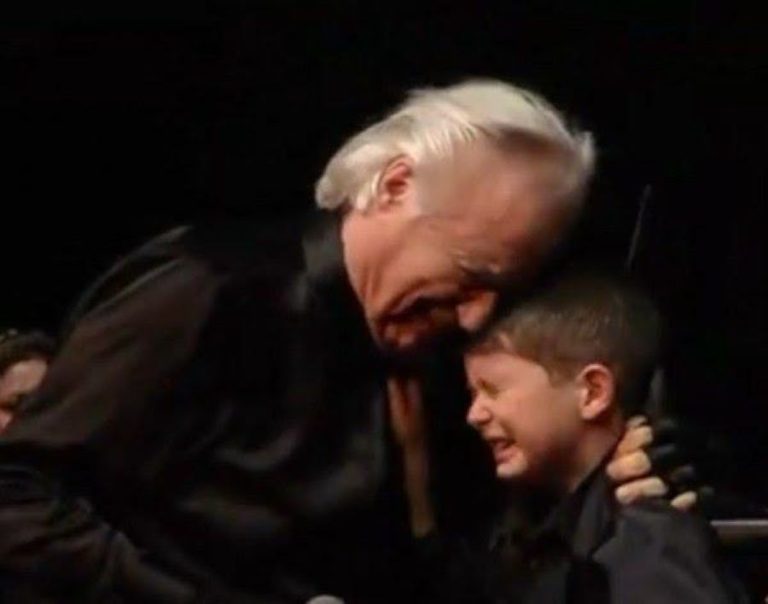 Saiba quem é o menino potiguar de 6 anos com autismo que fez maestro chorar ao reger orquestra