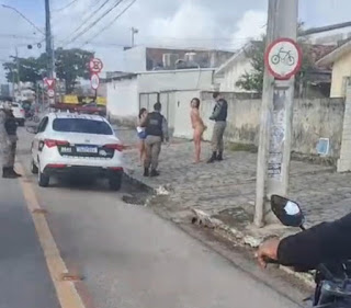 Vídeos: Homem desfila pelado pelas ruas na PB.