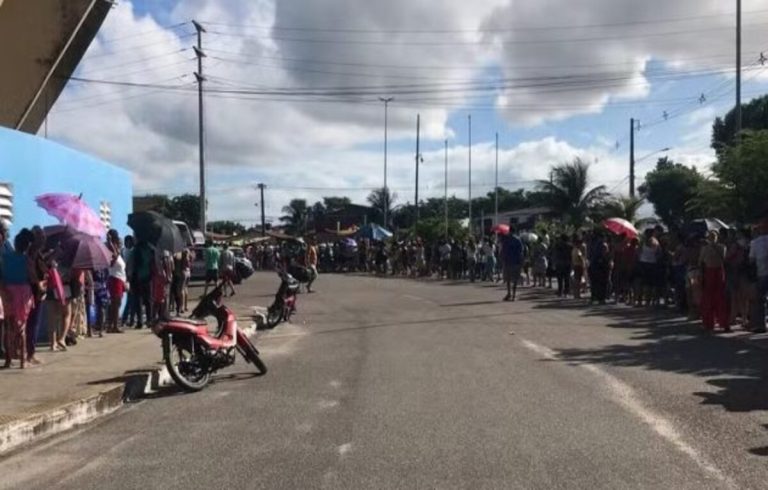 População forma fila quilométrica para registro no Cadastro Único em Natal