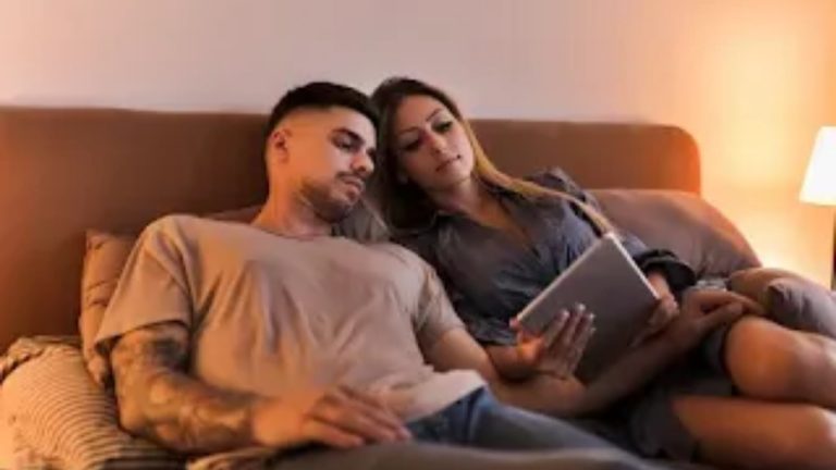Nova tendência, casais viciados em assistir pornografias juntos.