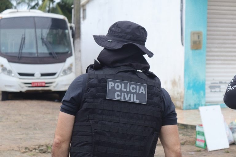 Homem é preso após ameaçar filho com arma e perseguir ex-companheira em Mossoró