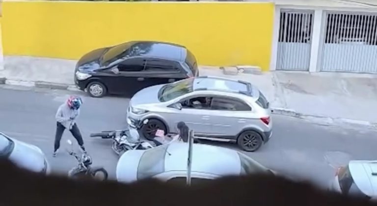 Criminoso rouba moto, celular e aliança de delegado e acaba morto após policial militar de folga intervir à ação