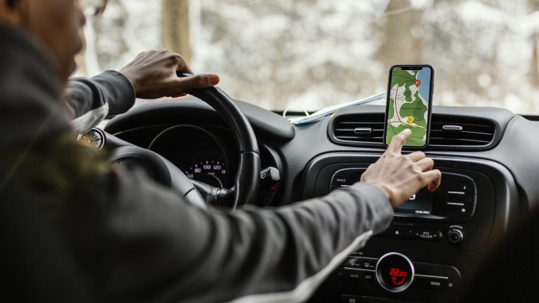 Motorista perde renda após bloqueio de aplicativo; Justiça manda conta voltar e paga R$ 5 mil