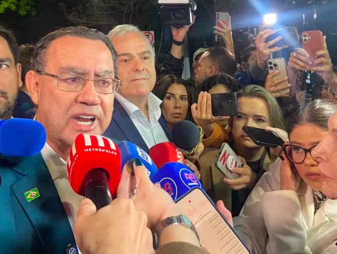 “Não vou participar, isso é um teatro”, diz Augusto Cury sobre debate da Band ao confirmar ausência durante live na porta da emissora