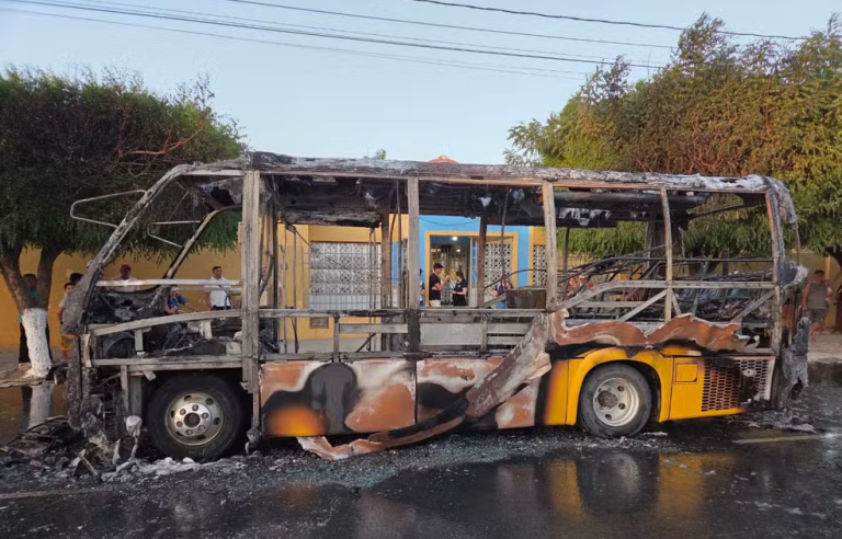 Ônibus escolar que retornava de Mossoró para Baraúna fica destruído após pegar fogo; motorista consegue tirar estudantes antes das chamas