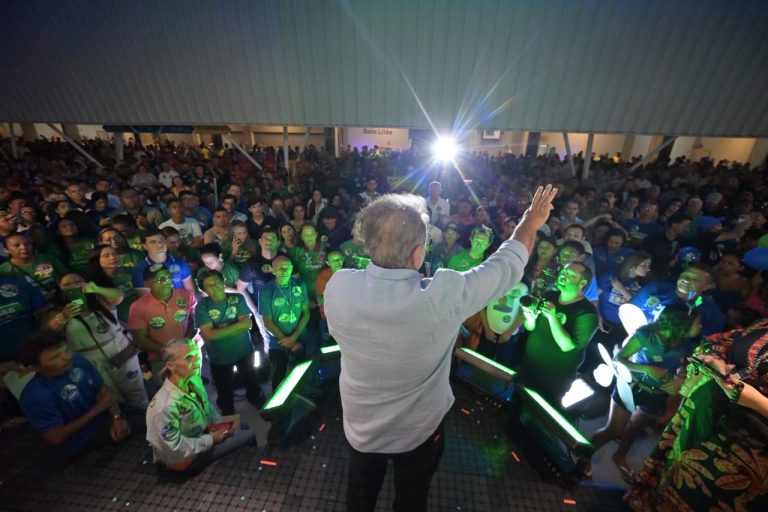 Álvaro Dias é recebido por multidão em grande ato na Arena das Dunas