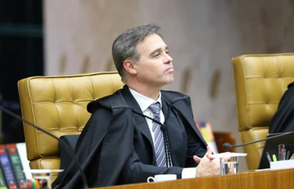 “FALTA DE LEGITIMIDADE”: Mendonça extingue ação contra reajuste do Bolsa Família anunciado por Lula “FALTA DE LEGITIMIDADE”: Mendonça extingue ação contra reajuste do Bolsa Família anunciado por Lula