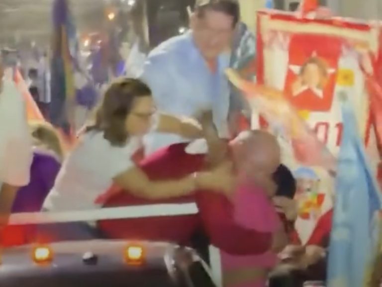 Janja parte para cima e livra Lula de abraço acalorado de eleitora em evento político no Ceará