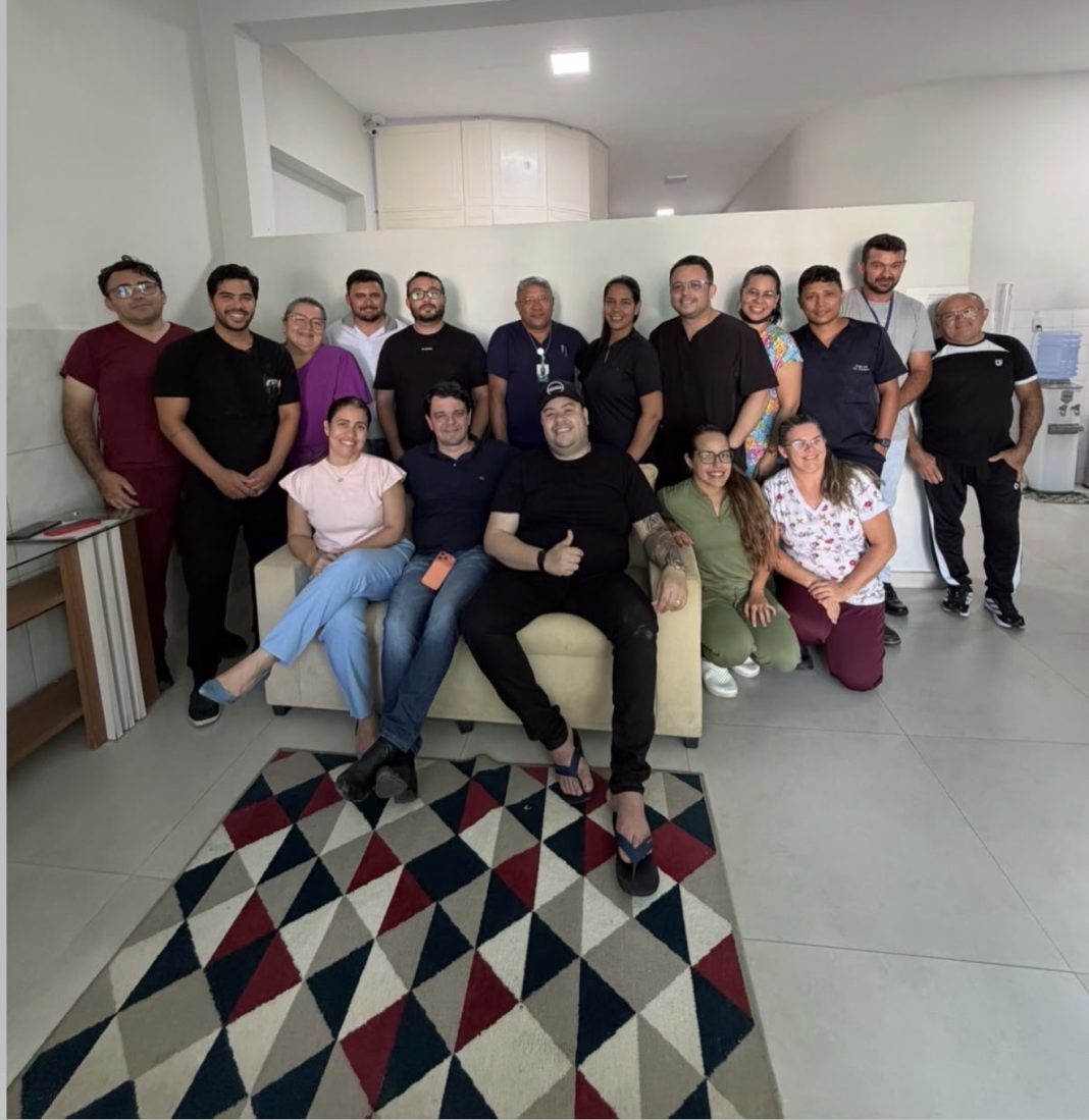 “Tenho muito orgulho”: prefeito de Parelhas parabeniza equipe que atendeu Rey Vaqueiro e outros 07 ocupantes da aeronave que incendiou “Tenho muito orgulho”: prefeito de Parelhas parabeniza equipe que atendeu Rey Vaqueiro e outros 07 ocupantes da aeronave que incendiou
