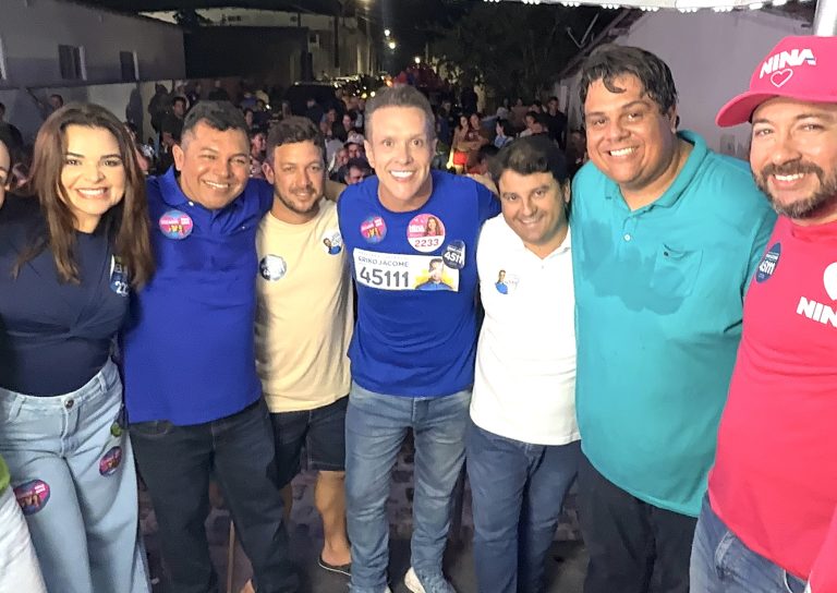 Gil do Feijão reúne milhares de pessoas em Santo Antônio em arrastão com carreata para Eriko Jácome e Nina
