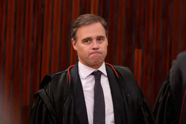 URGENTE: Mendonça atende Fachin e derruba sigilo da investigação do Banco Master