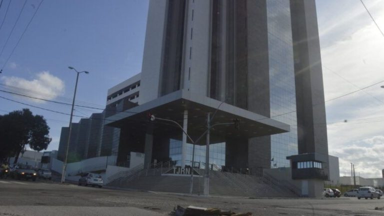 Homem é condenado a pagar R$ 90 mil após golpe de construção de casa anunciado no Facebook