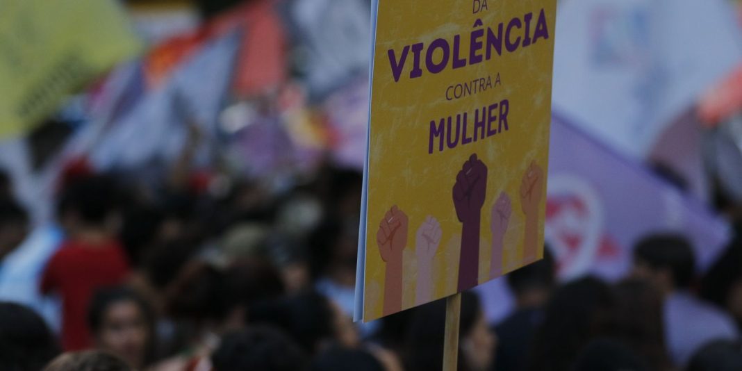 Plataformas vão informar canais de denúncia de violência contra mulher Plataformas vão informar canais de denúncia de violência contra mulher