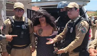 Após 30 horas de cerco, serial killer é preso vestido de mulher na Paraíba. Após 30 horas de cerco, serial killer é preso vestido de mulher na Paraíba.