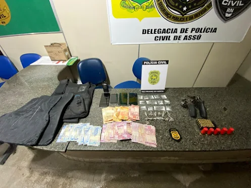 Homem é preso com arsenal, drogas e colete balístico durante ação policial em Ipanguaçu